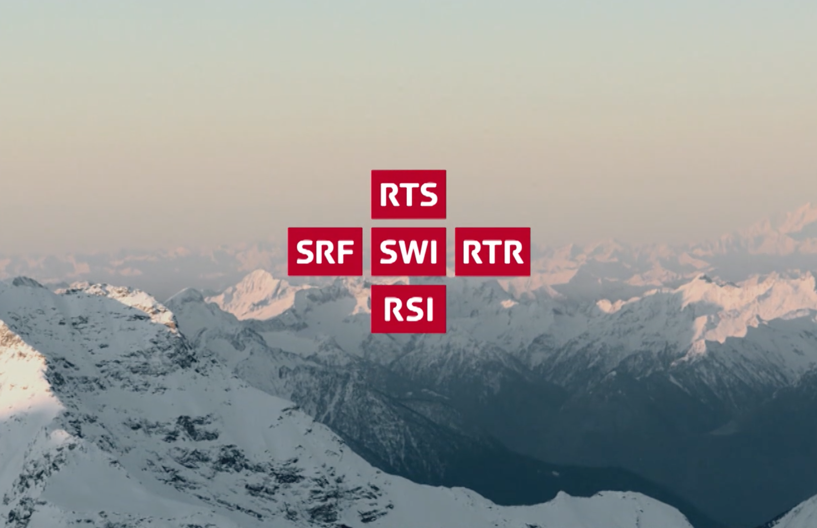 SWI, RTS, SRF, RTR, RSI Logos vor Bergpanorama