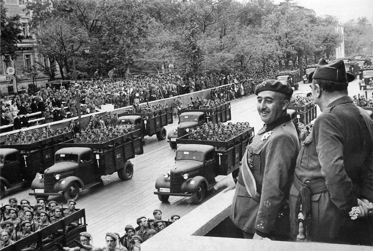 Francisco Franco observa desfile de tropas falangistas