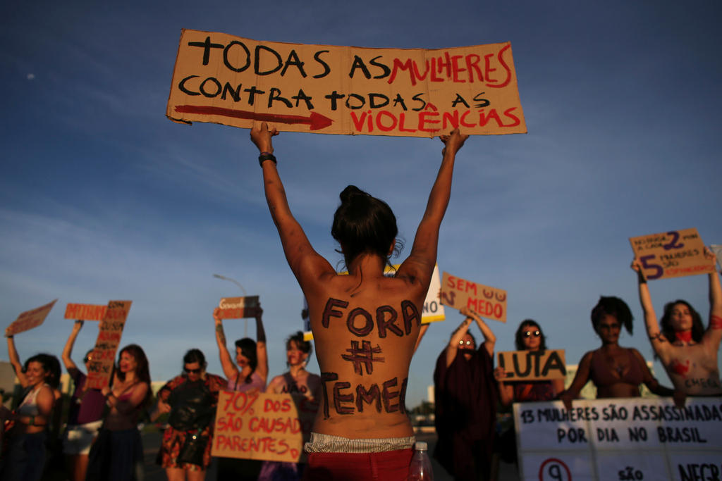 Mulheres manifestando contra a violência