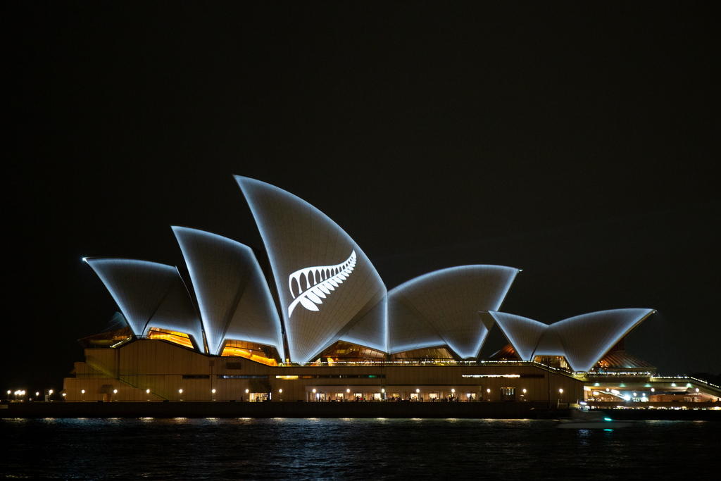 Omaggio alle vittime dell opera di Sidney: un goco di luci e il simbolo della Nuova Zelanda la felce argentata