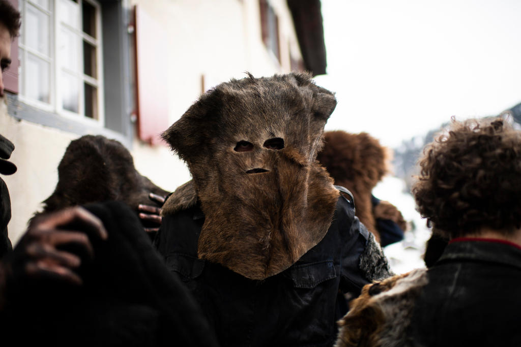 personas con máscaras oscuras