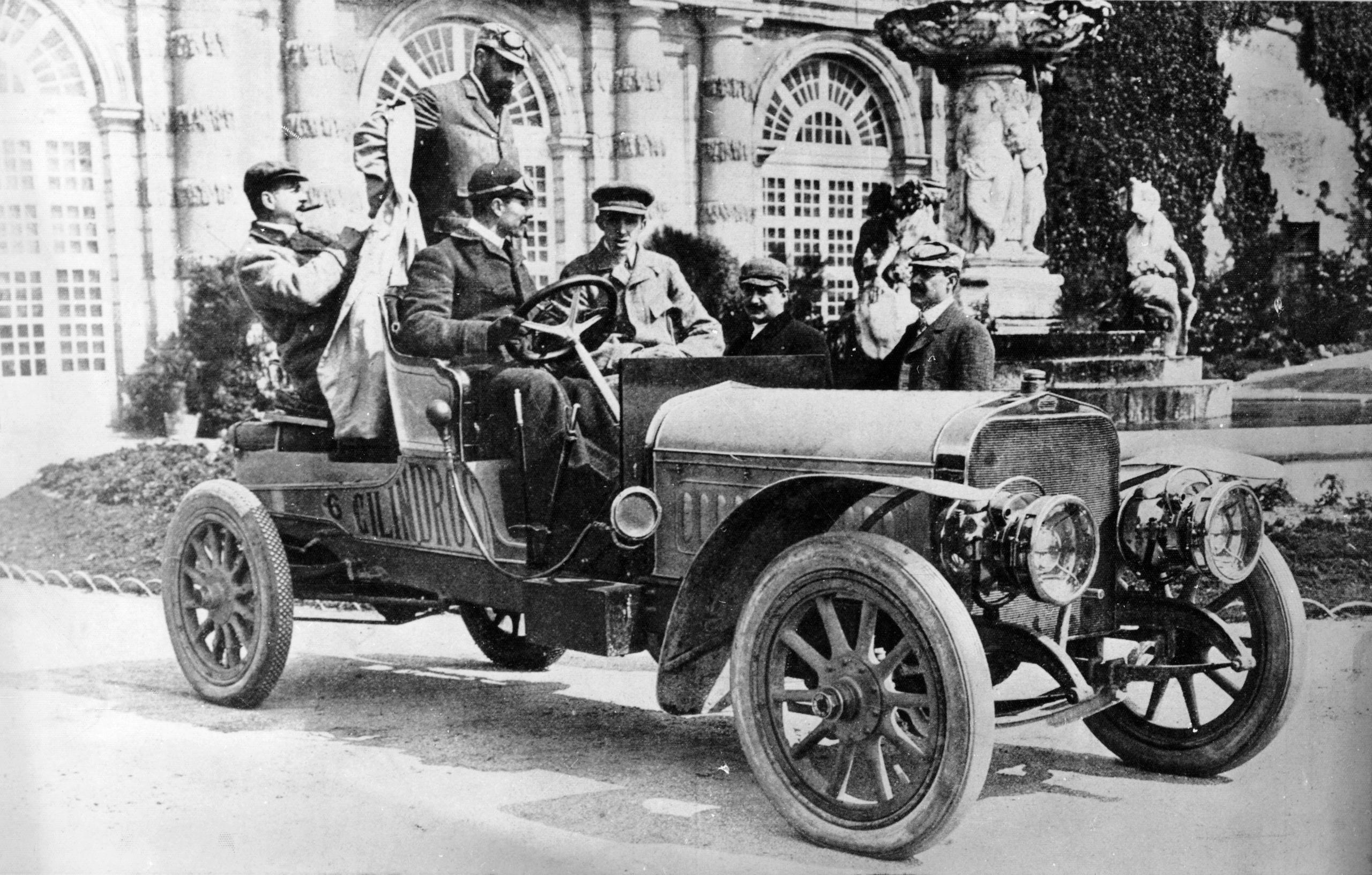 Alfonse XII au volant d une Hispano-Suiza.