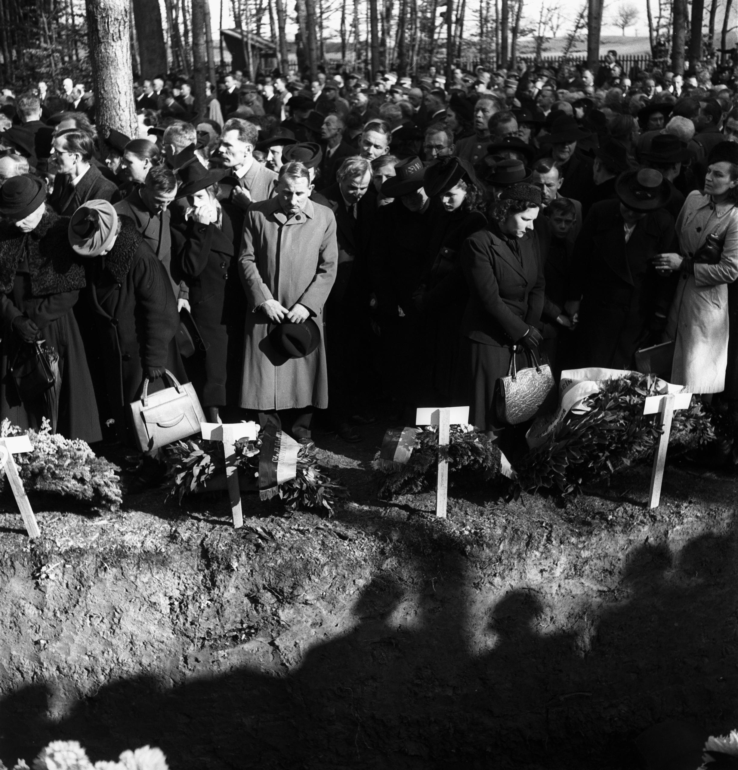 Muchos deudos en las ceremonias funerarias en el cementerio.