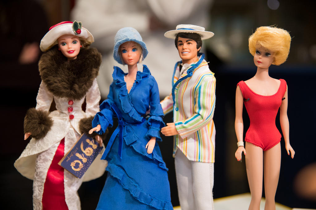 Vier Barbie-Puppen
