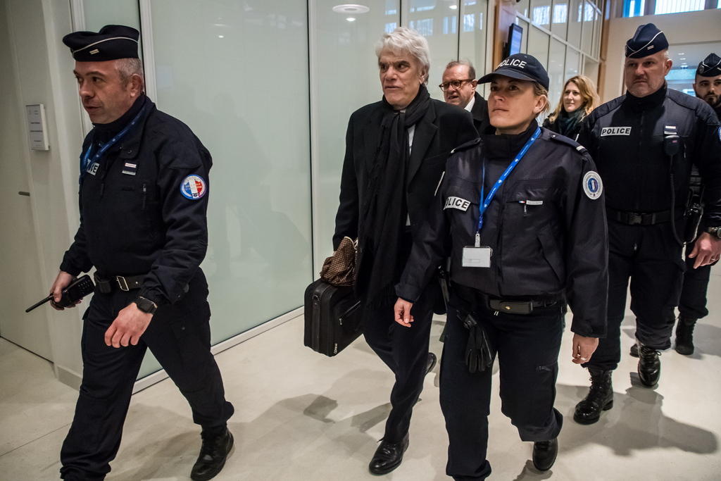 Bernard Tapie entre au tribunal