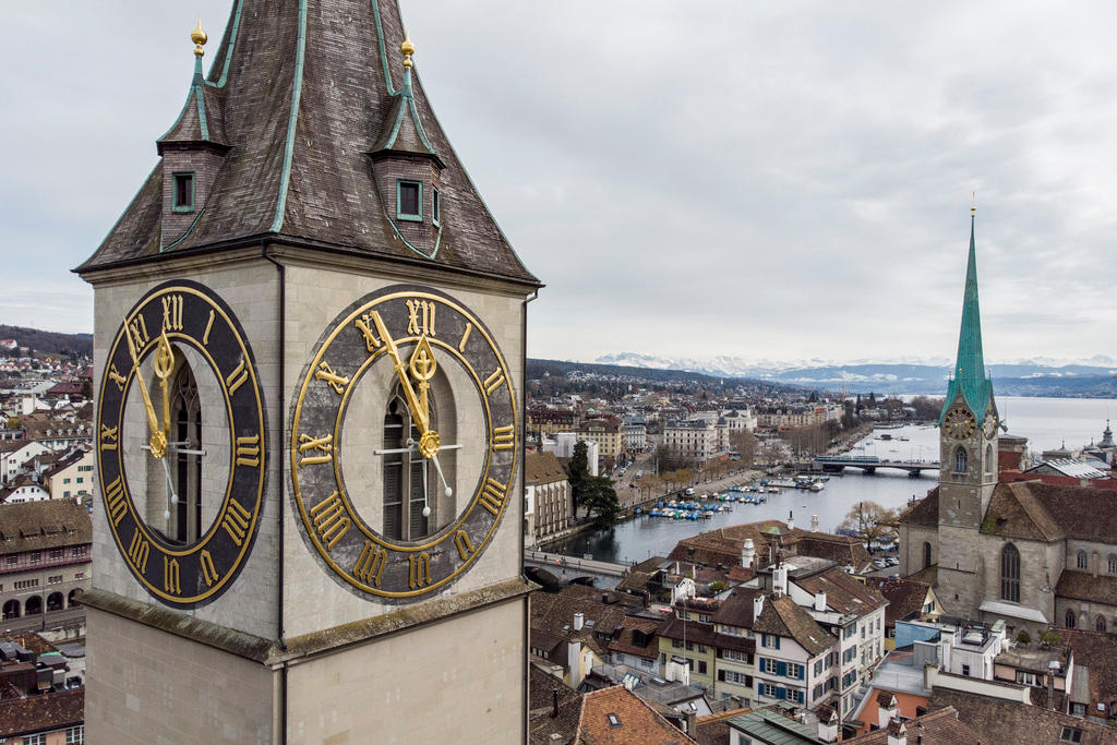 Il centro di Zurigo visto da una posizione aerea, accanto al campanile della chiesa di San Pietro