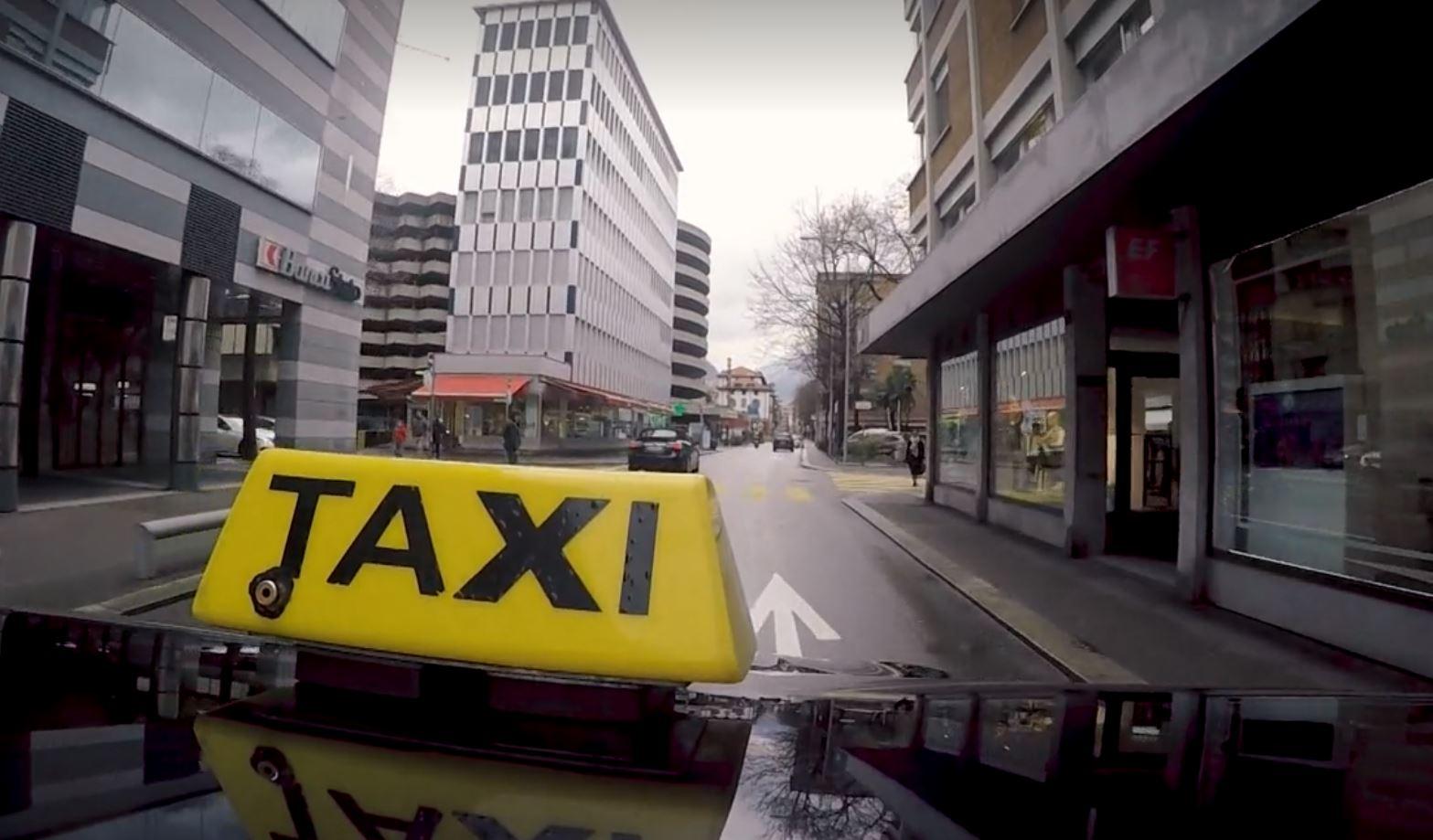 Segnale luminoso con scritta Taxi sul tetto di un veicolo