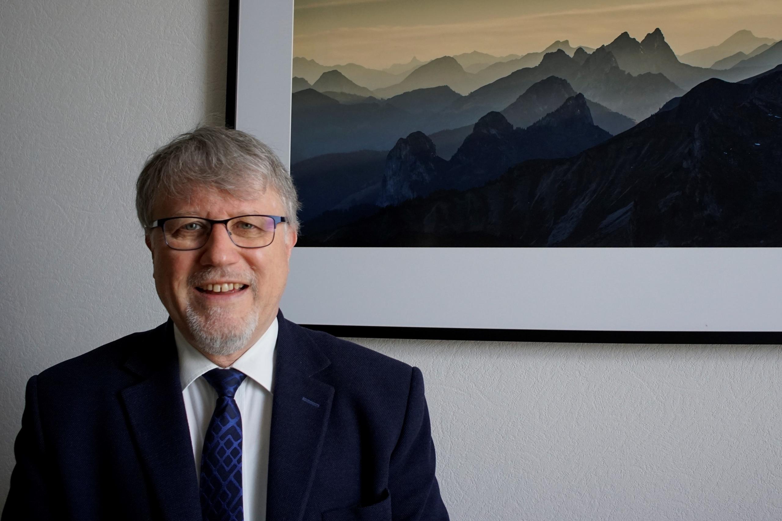 Ein Mann vor einem Bild