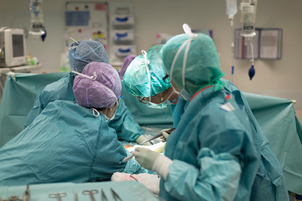 Cuatro médicos durante una operación en un quirófano