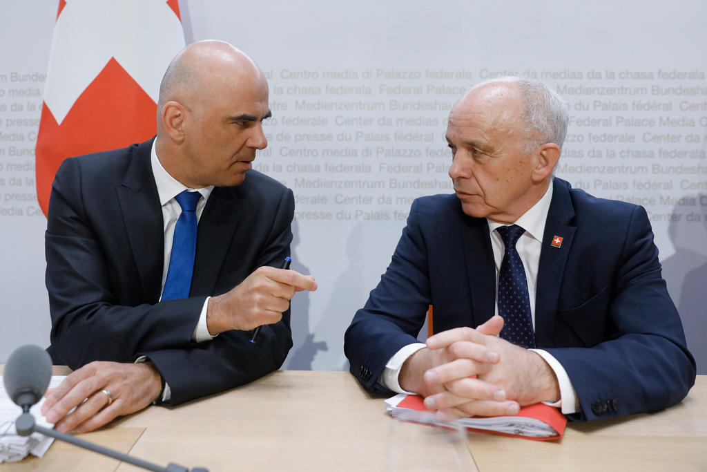 I ministri svizzeri dell interno, Alain Berset, e delle finanze, Ueli Maurer, seduti uno di fianco all altro.