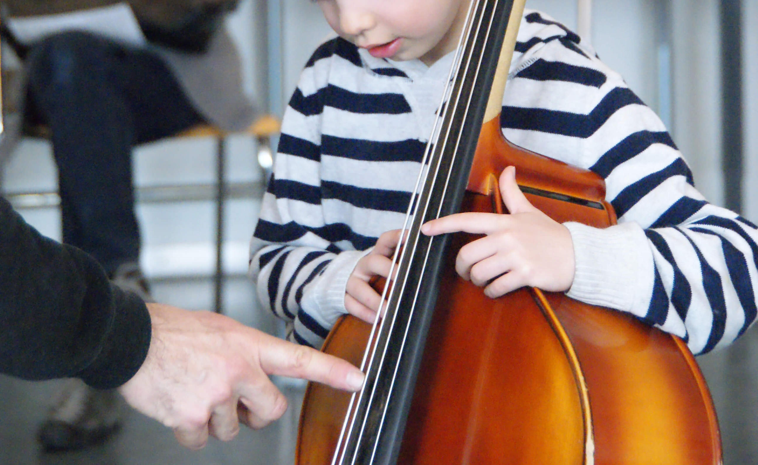 小男孩學大提琴