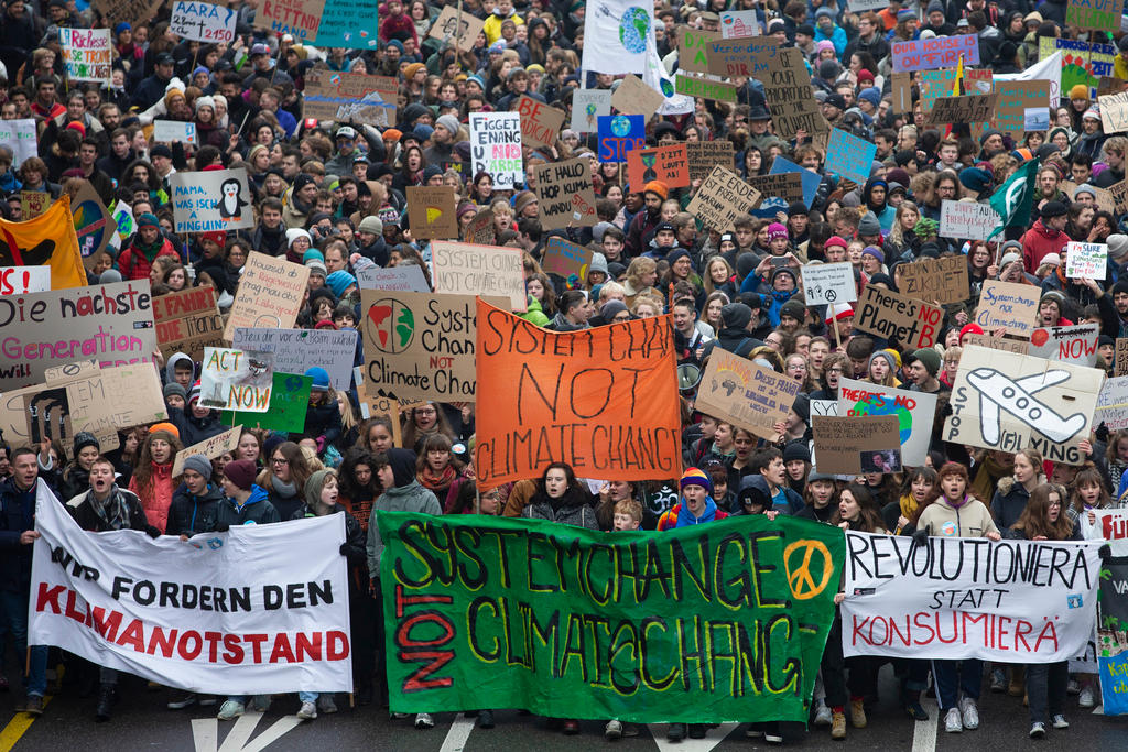 Tantissimi giovani a Berna con centinaia di cartelloni in tedesco a favore del clima