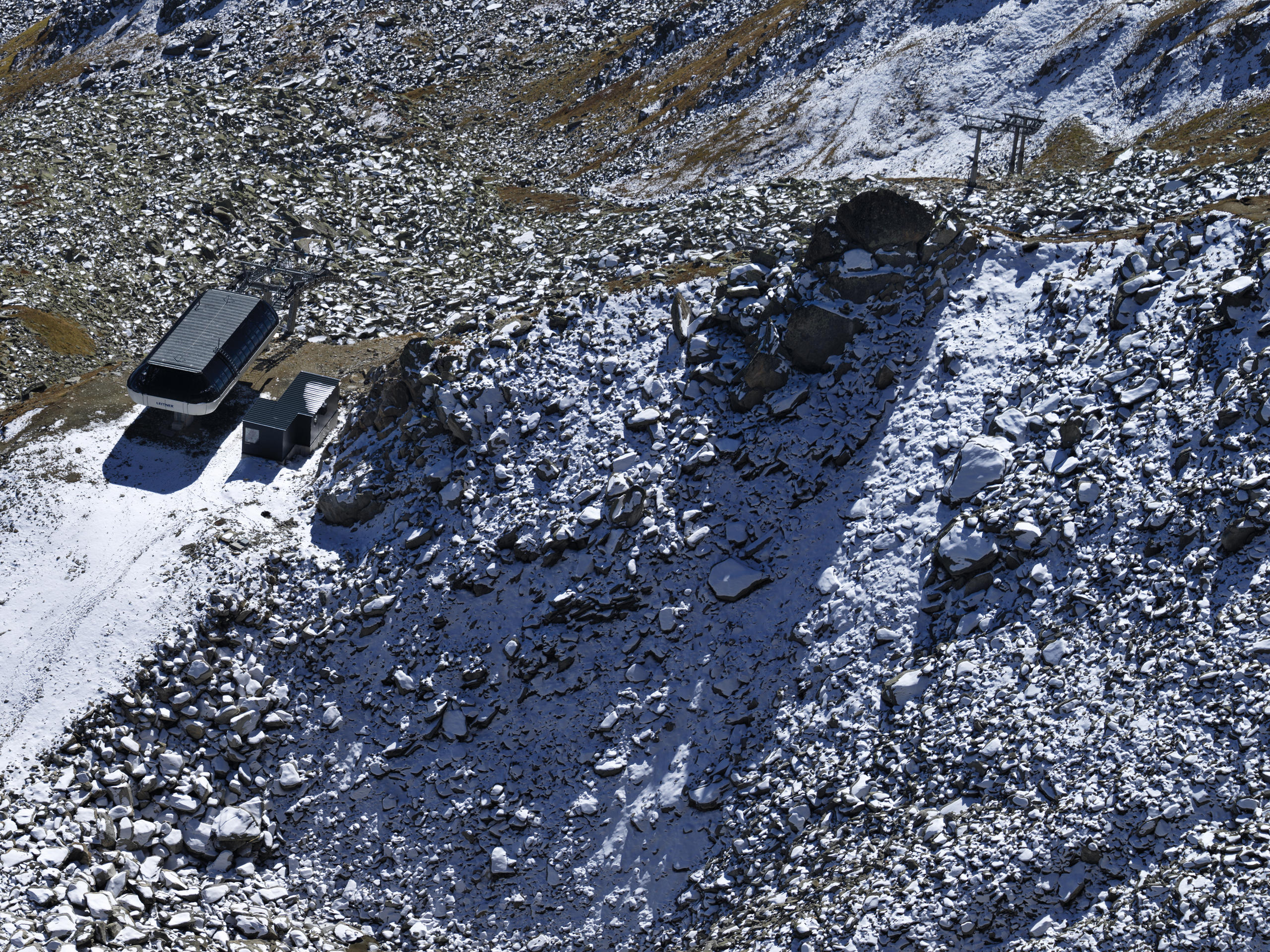 Luftaufnahme Gerölllandschaft mit Bergstation