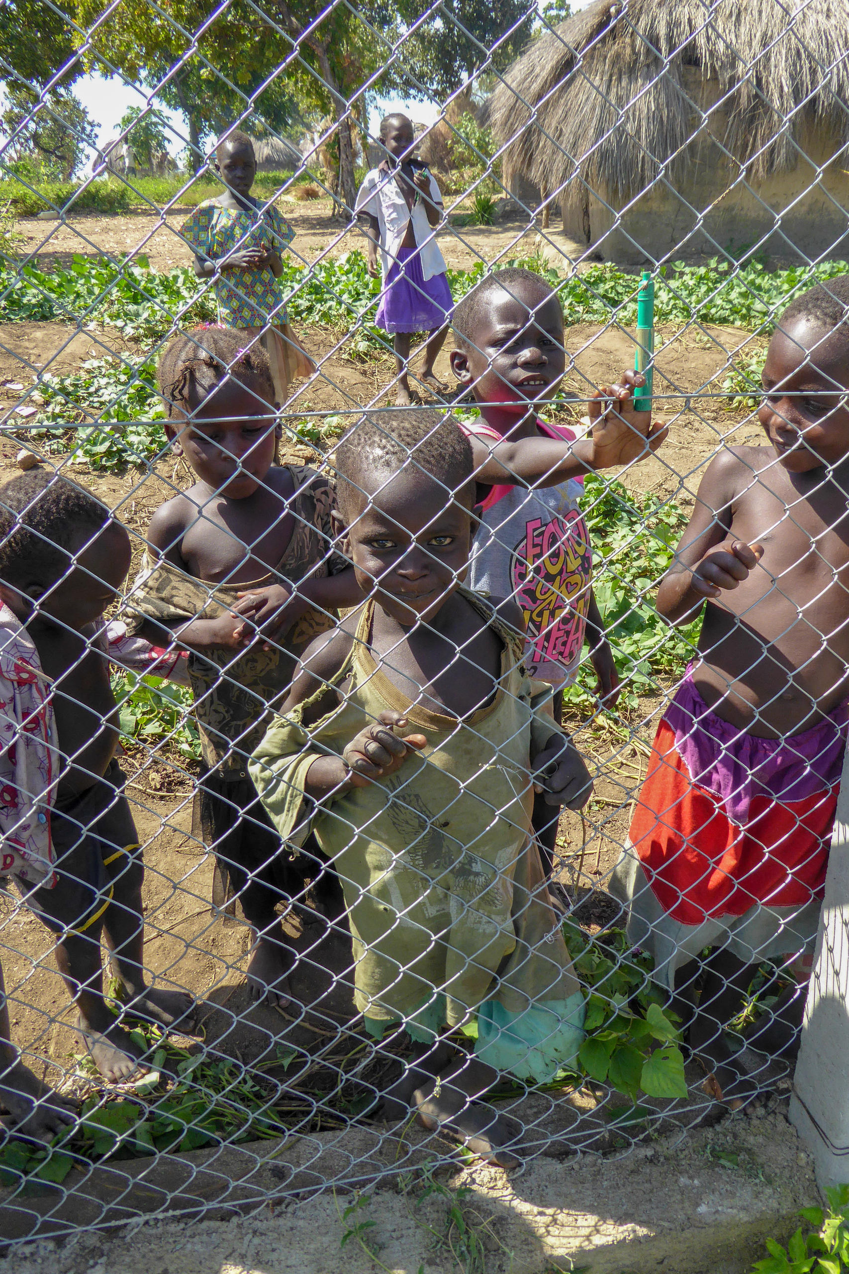 Dunkelhäutige Kinder in einem Flüchtlingslager