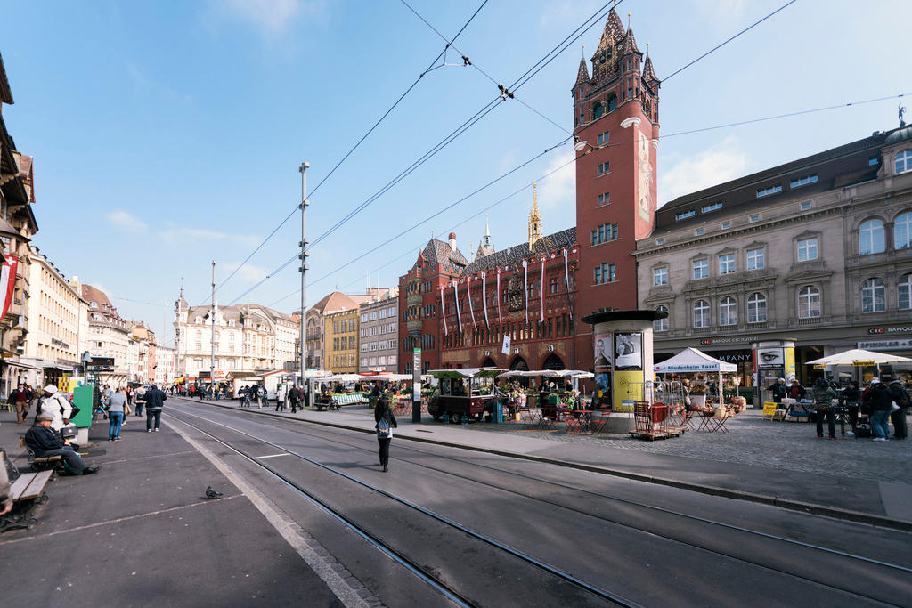 La piazza del mercato con il Municipio di Basilea
