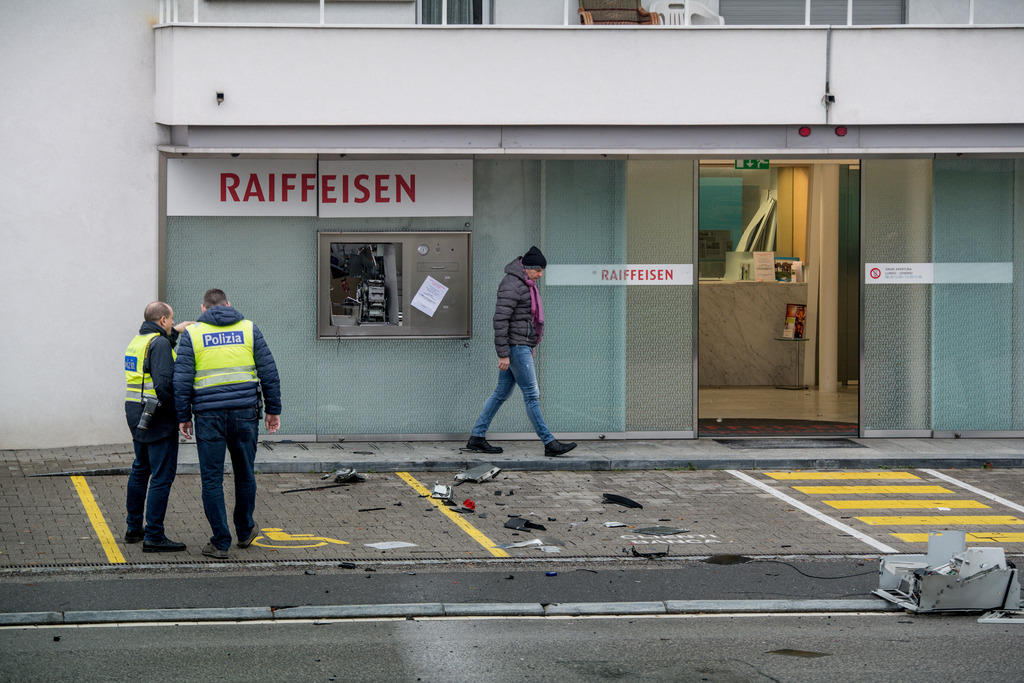 Un bancomat di Coldrerio fatto saltare in aria. Davanti due poliziotti che stanno facendo i rilievi del caso.