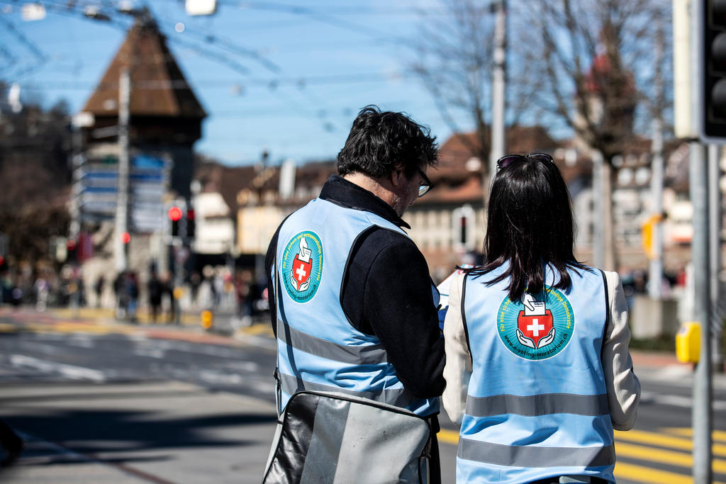 Deux personnes avec un gilet bleu.