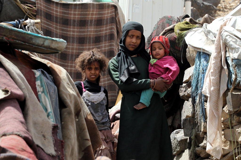 Displaced Yemeni woman with children