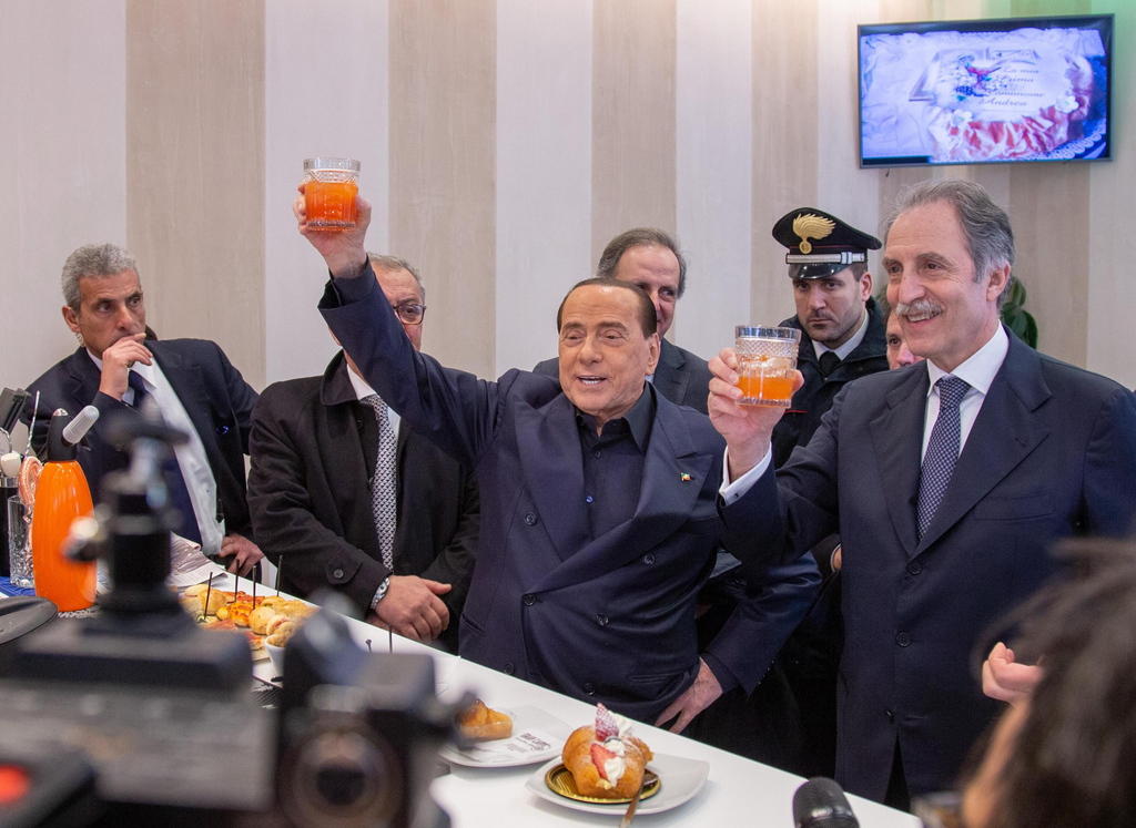 Silvio berlusconi e vito bardi festeggiano