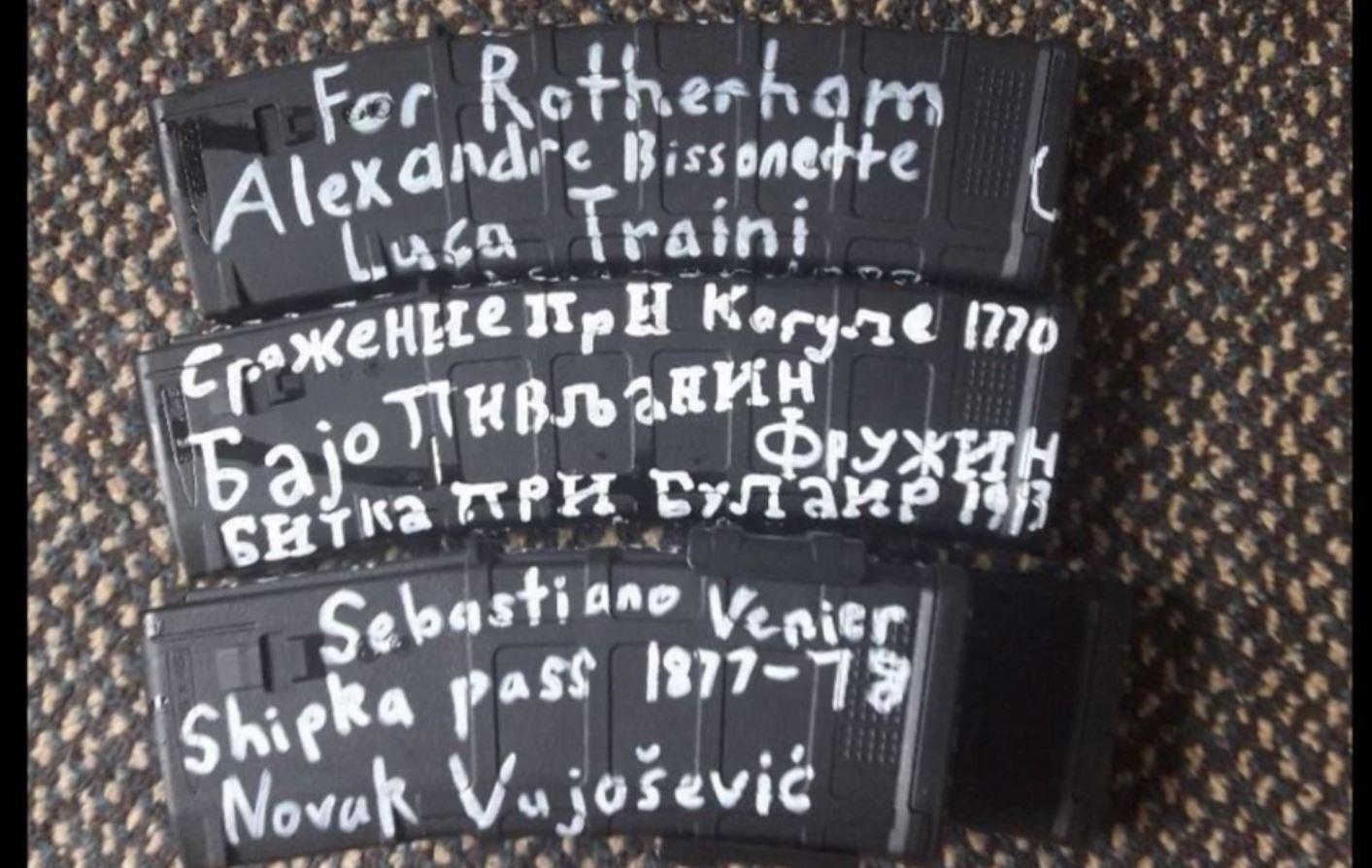 Caricatori con scritte