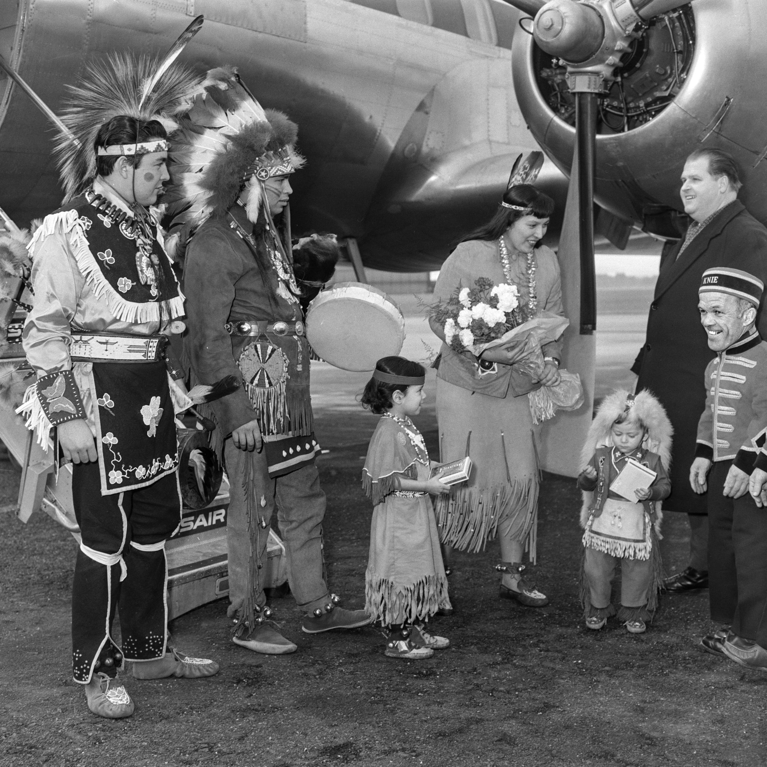 Eine Indianer Familie am Flughafen