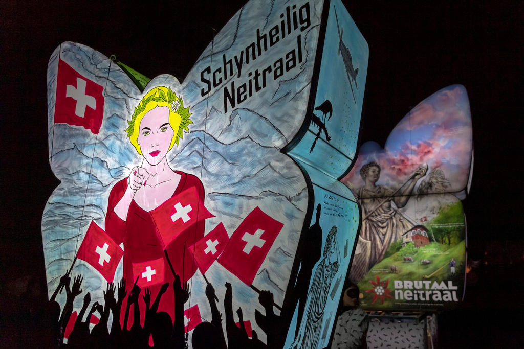 “虚伪 · 中立”-这个花灯讽刺的是瑞士一面宣称中立、提倡人权，一面出口武器弹药。