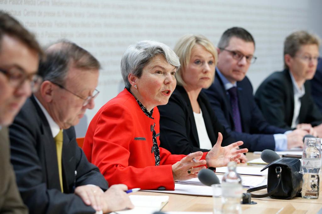 Christa Tobler spricht vor der Aussenpolitischen Kommission.