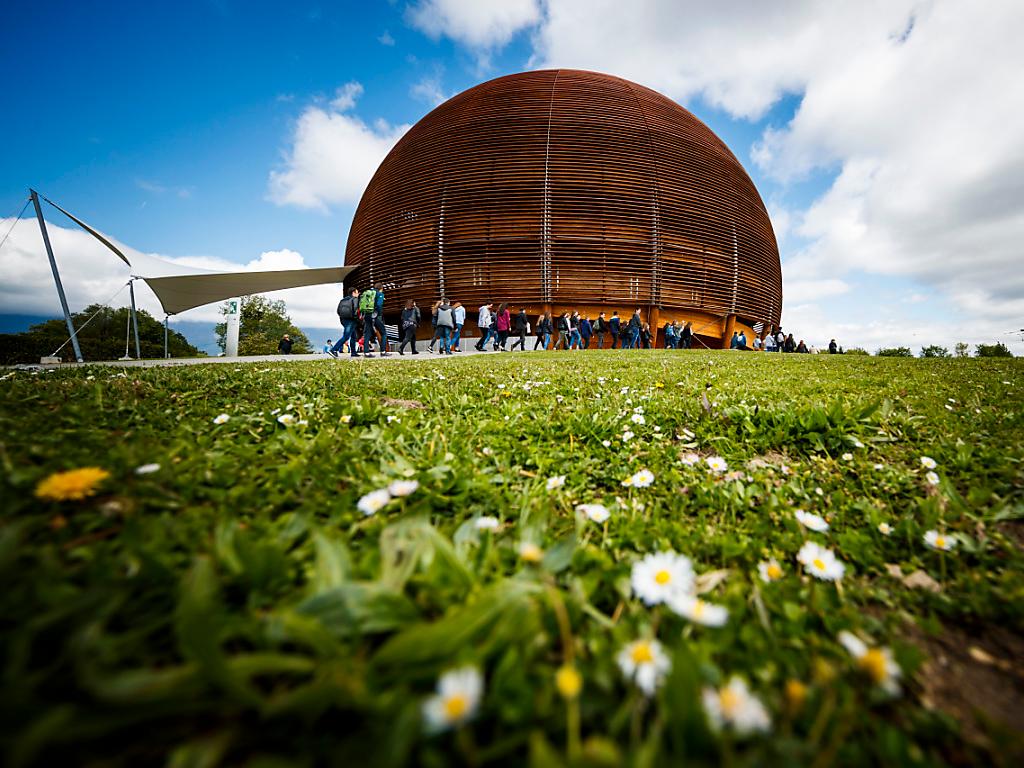 Blick auf eine grüne Wiese und das CERN