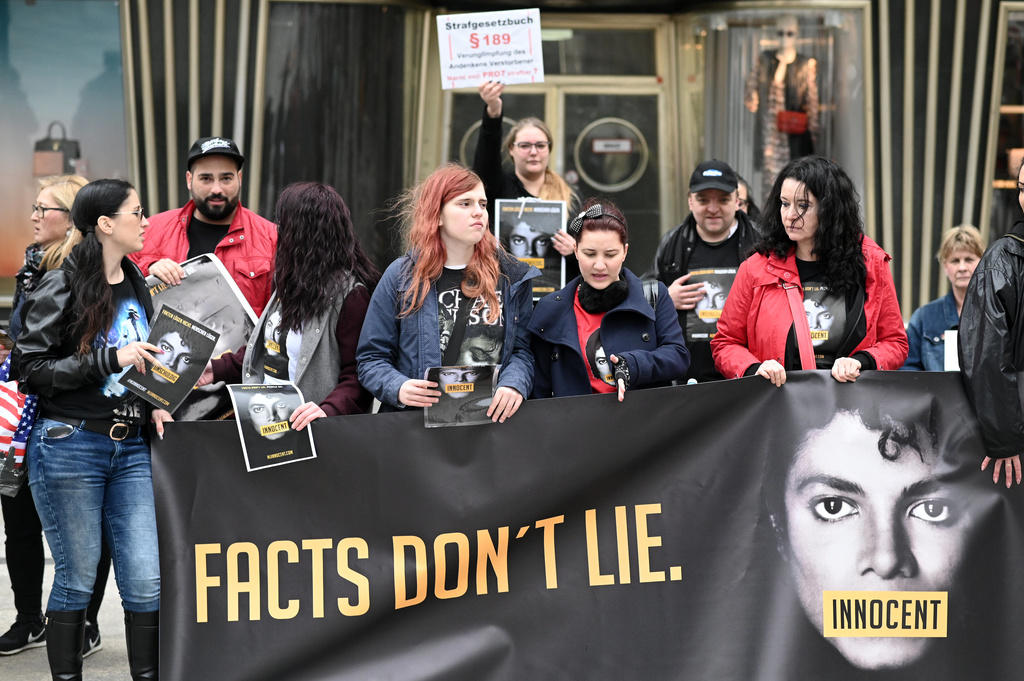 Una manifestazione a Colonia in difesa di Michael Jackson all uscita del documentario Leaving Neverland in Germania