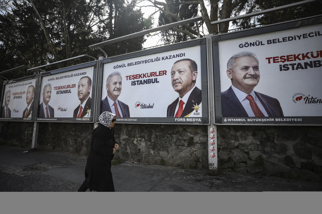 cartellone elettorale con erdogan