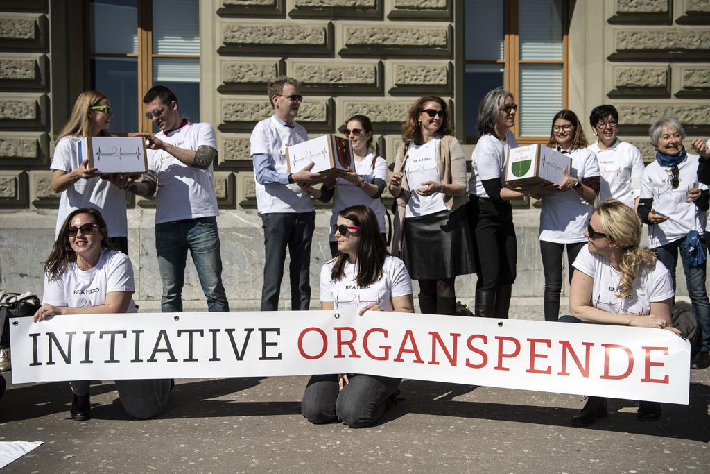 Manifestantes con pancarta de la iniciativa