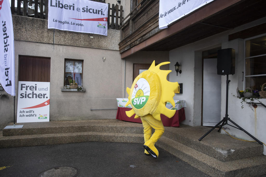 Sünneli, un homme déguisé en soleil, est la mascotte de l UDC