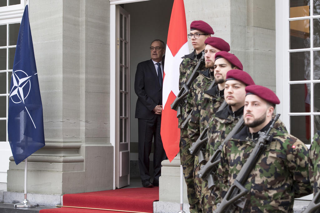 Soldats au garde à vous