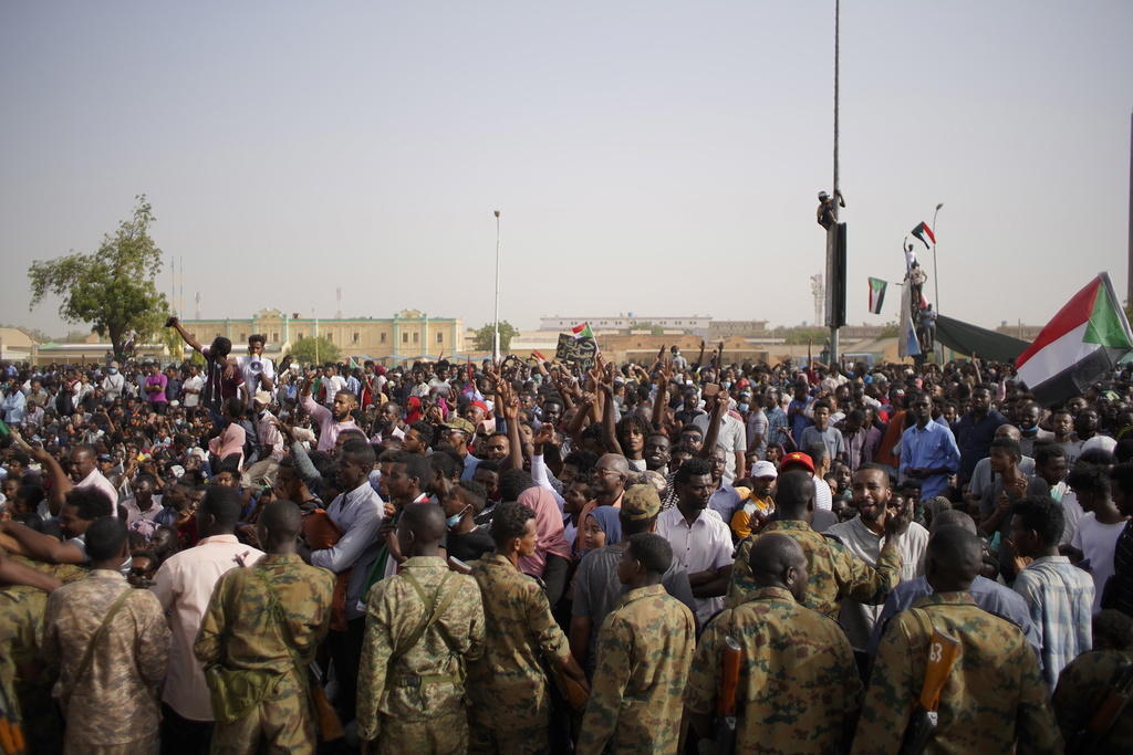 La gente festeggia davanti al quartiere generale dell esercito nella capitale