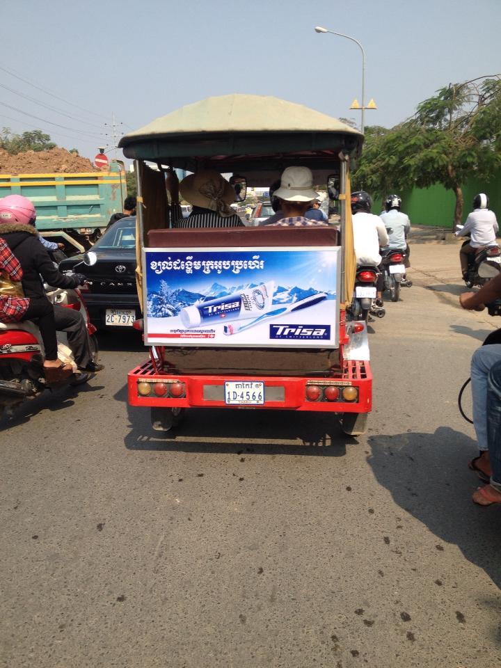 Trisa-Werbung auf der Rückseite eines Tuk Tuk in Kambodscha