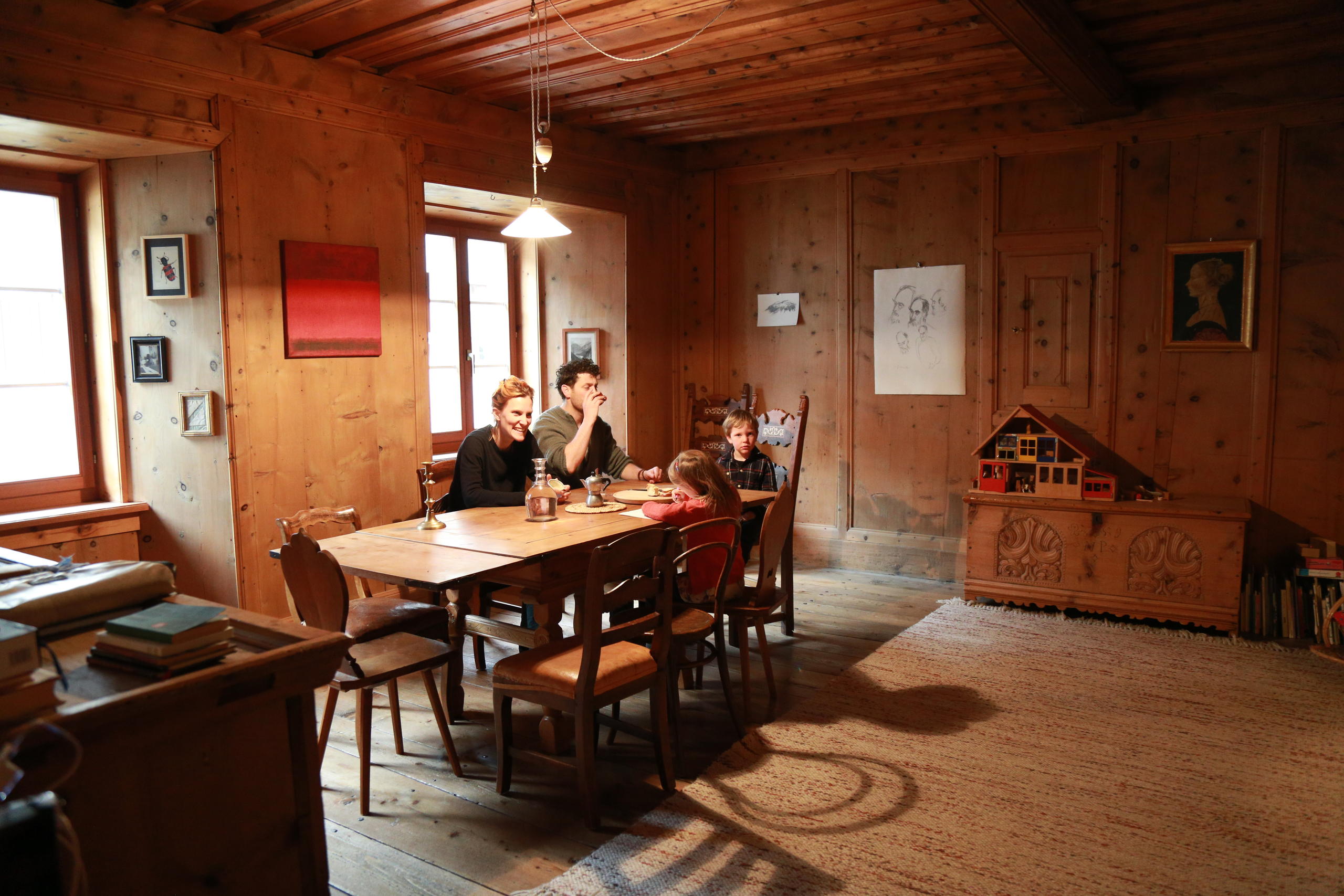 Arvenstube mit Familie an einem Tisch