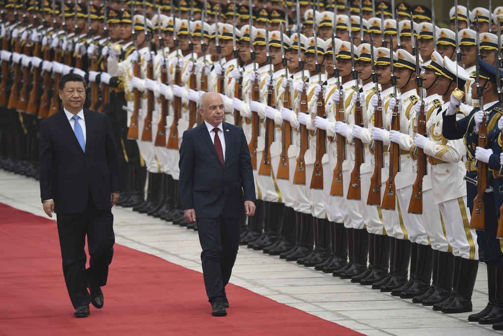 Swiss president Maurer (centre) and Chinese president Xi during the welcome ceremony