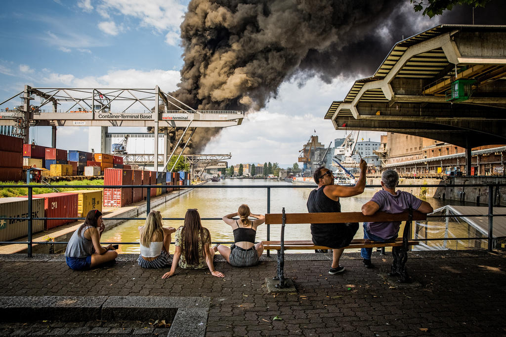 Pessoas assistindo a um incêndio