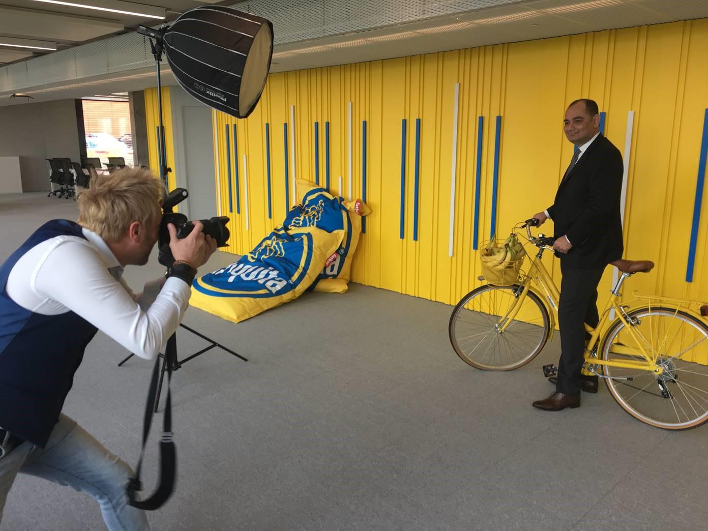 Carlos Lopez Flores pose pour la photo au siège de Chiquita à Etoy.
