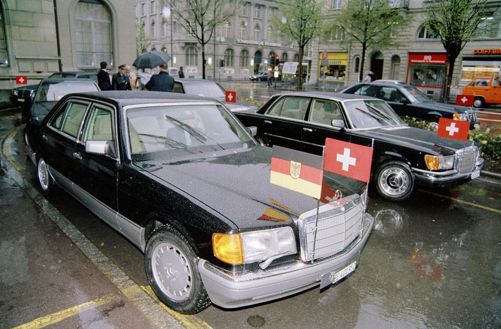 Zwei Mercedes mit den Fahnen der Schweiz und Deutschlands.