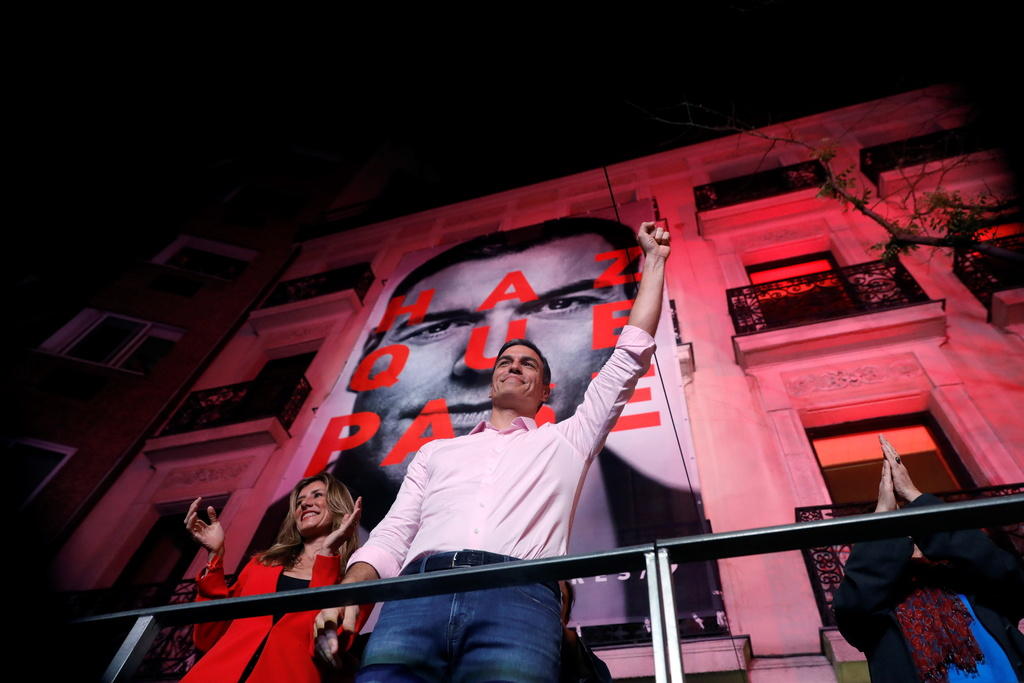 pedro sanchez col pugno alzato