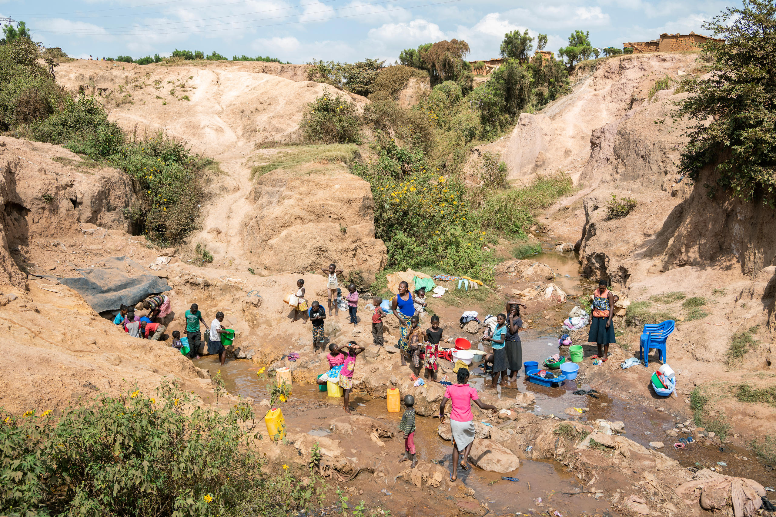 Un grupo de personas en un escaso ojo de agua