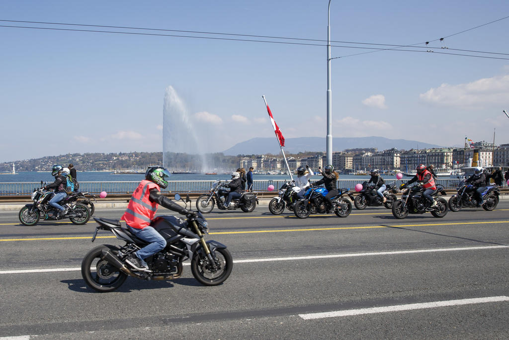 motorbikes in front of Geneva water jet