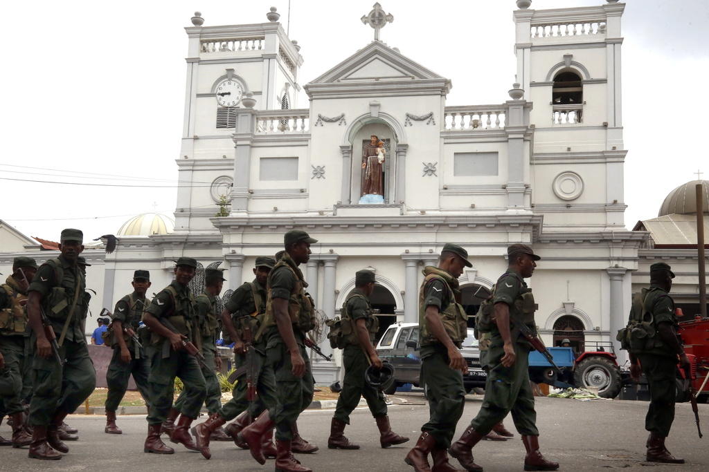 Soldati davanti a una chiesa