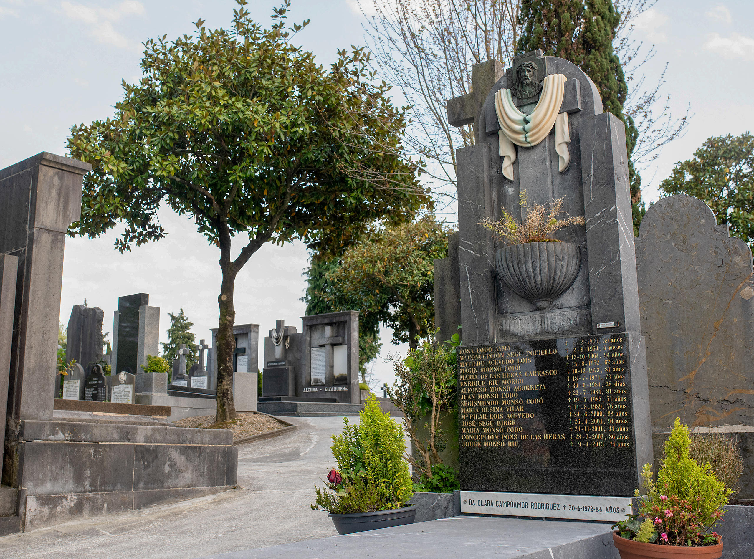 Tumba de Clara Campoamor en el cementerio de Polloe, San Sebastián