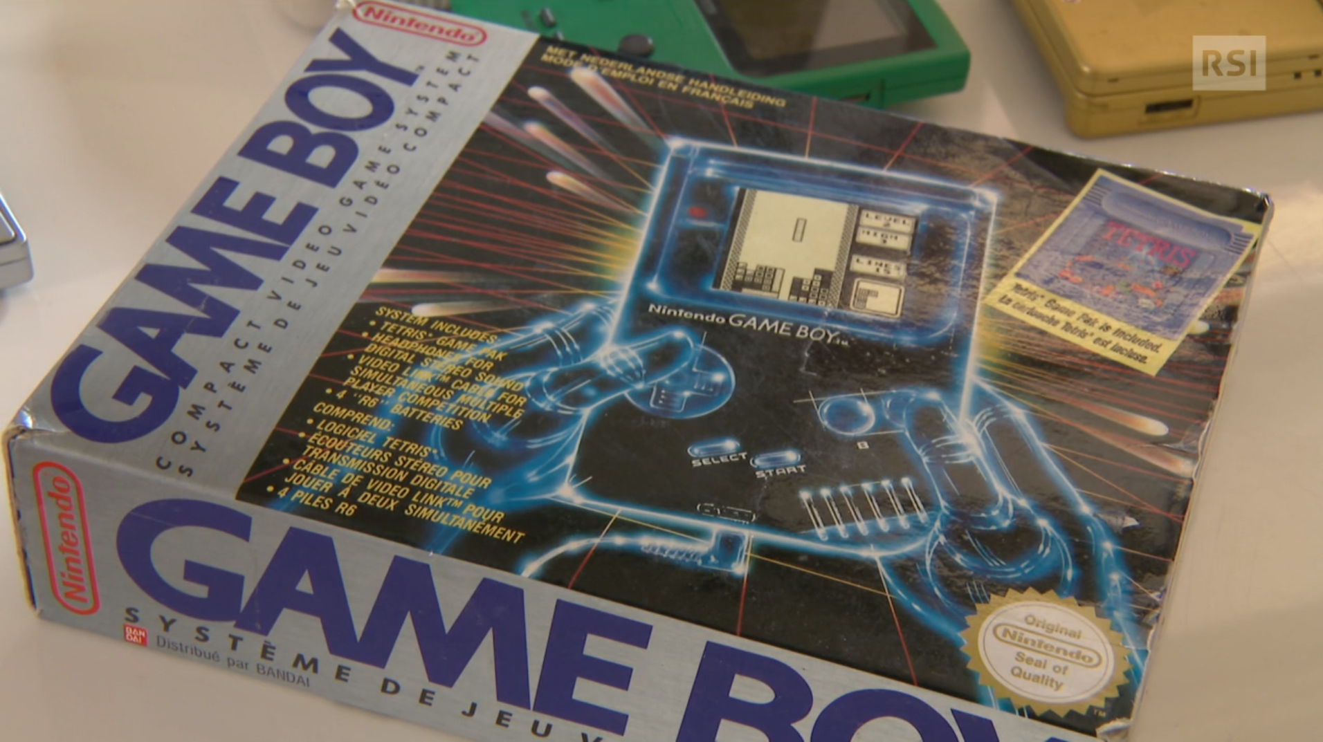 Primo piano di una confezione del primo modello di console portatile di videogiochi Game Boy