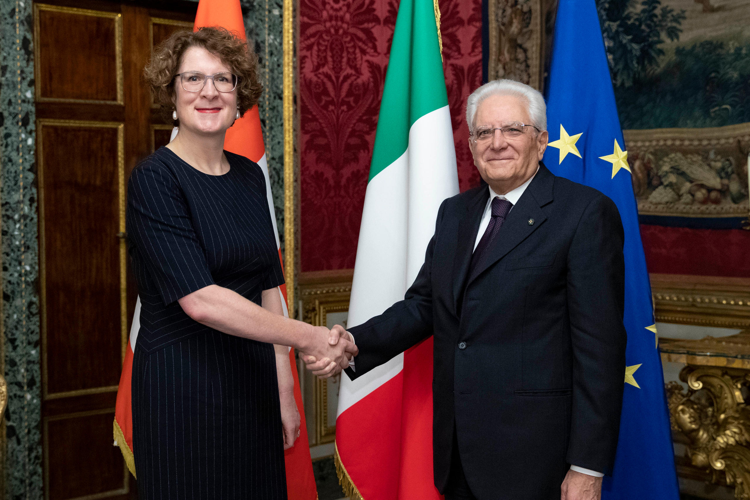 Stretta di mano tra Rita Adam e Sergio Mattarella