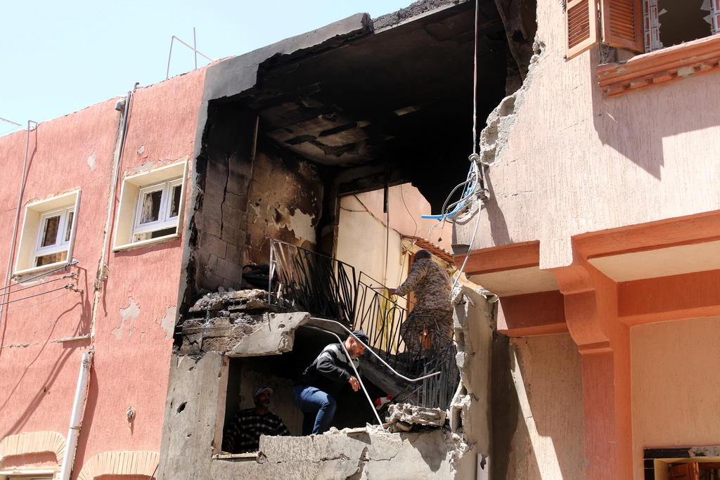 بيت تهدم جراء قصف صاروخي في طرابلس