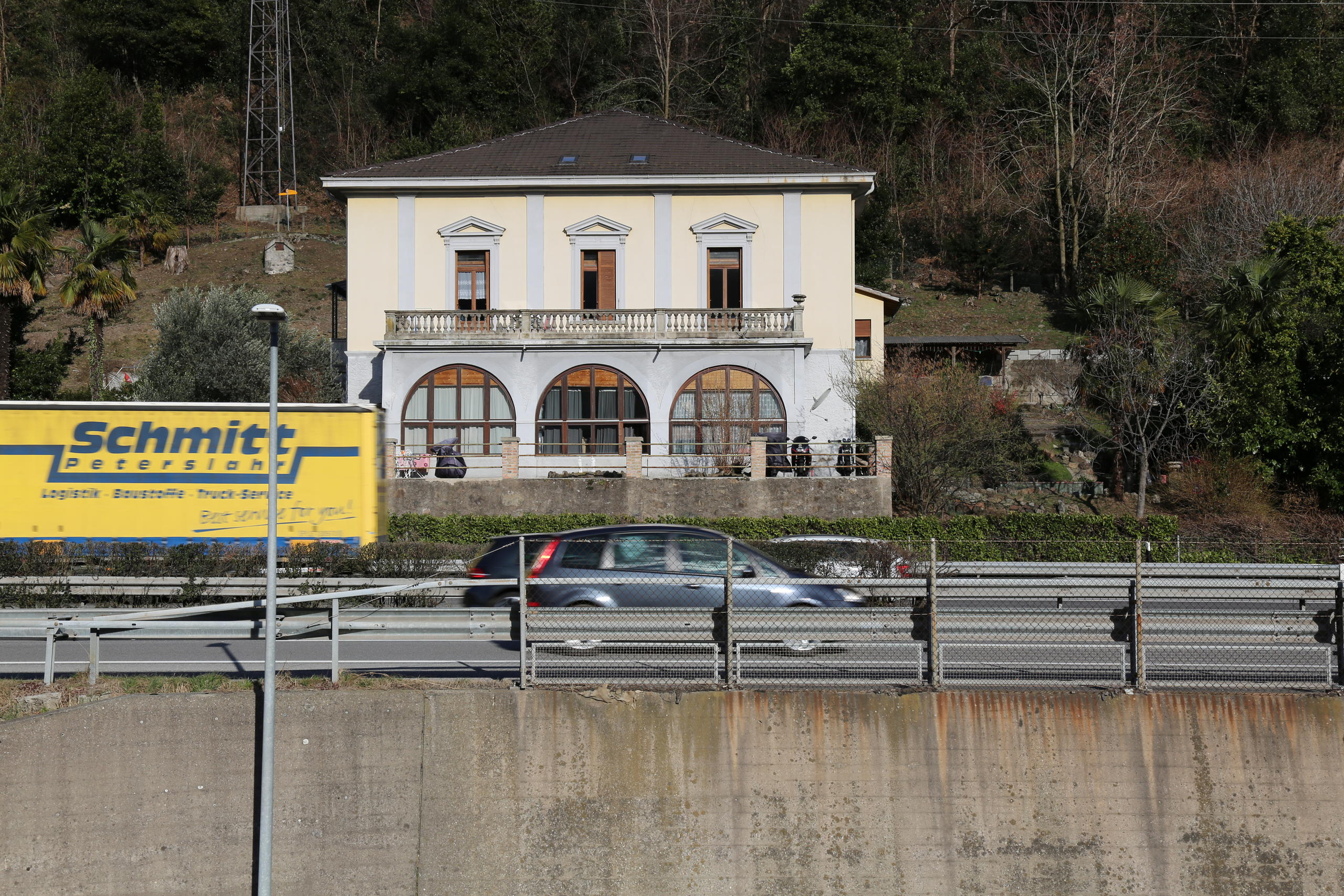 Autostrada ai piedi di una bella grande casa.