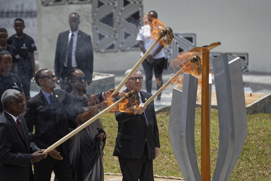 Il presidente del Ruanda Paul Kagame con Juncker mentre accendono la fiamma della rimembranza a Kigali